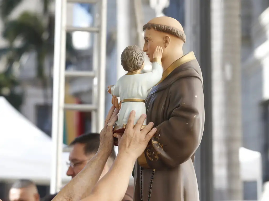 Como alguém se torna santo na Igreja Católica?