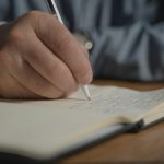 O que significa a frase popular frase "sapere aude", segundo a linguística