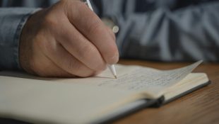 O que significa a frase popular frase "sapere aude", segundo a linguística