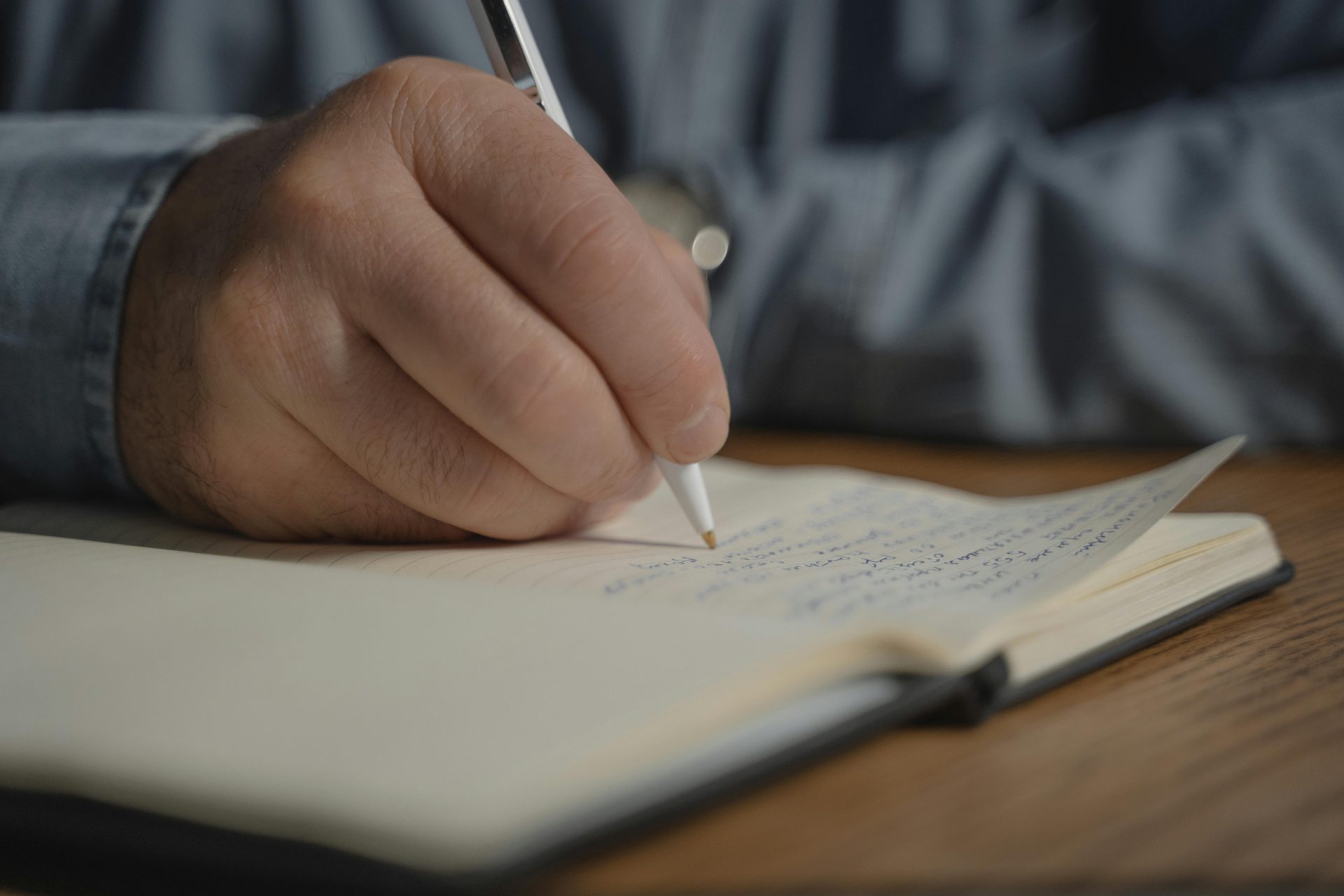 O que significa a frase popular frase "sapere aude", segundo a linguística