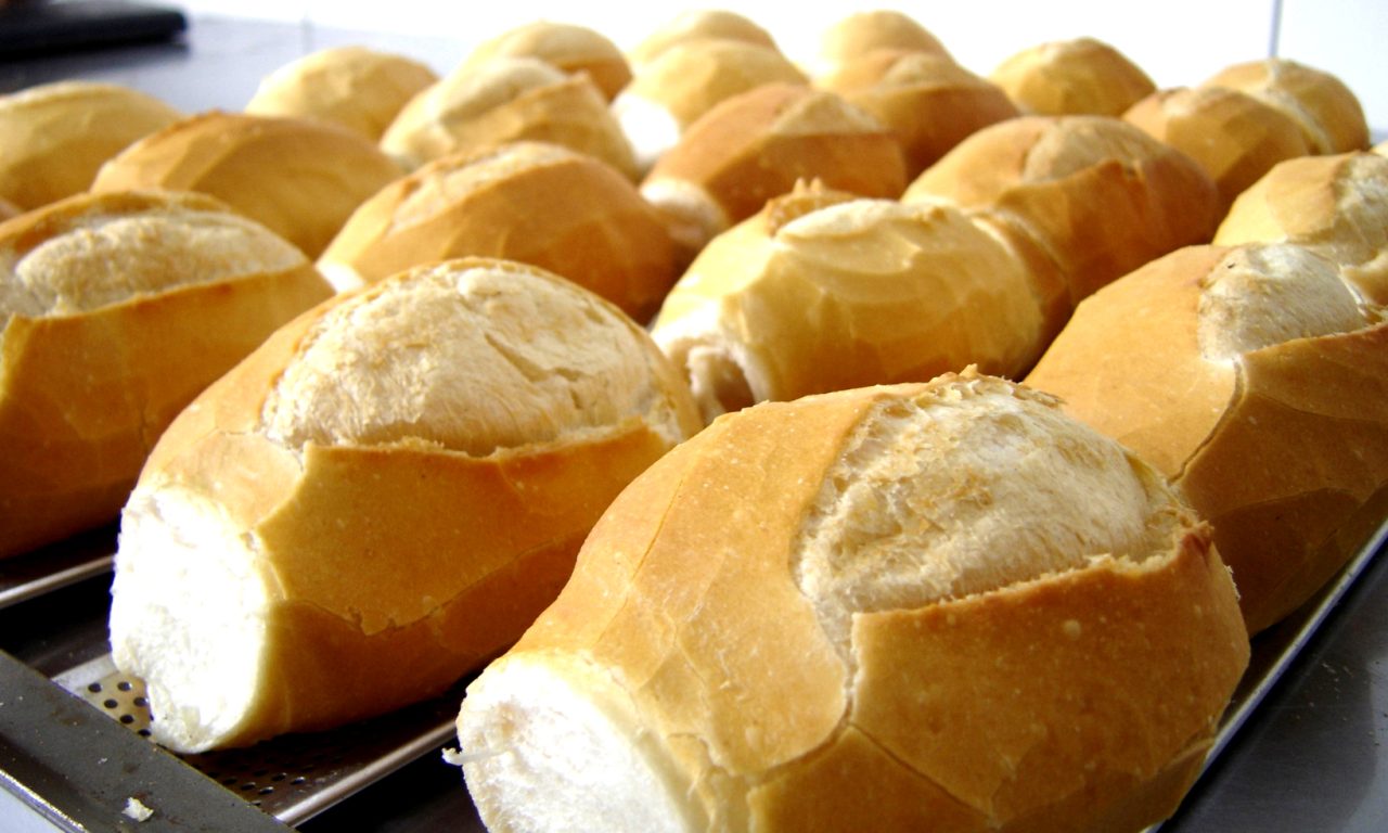Por que pão e leite quase sempre ficam no fundo do supermercado? Segredo é revelado