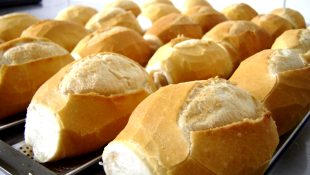 Por que pão e leite quase sempre ficam no fundo do supermercado? Segredo é revelado