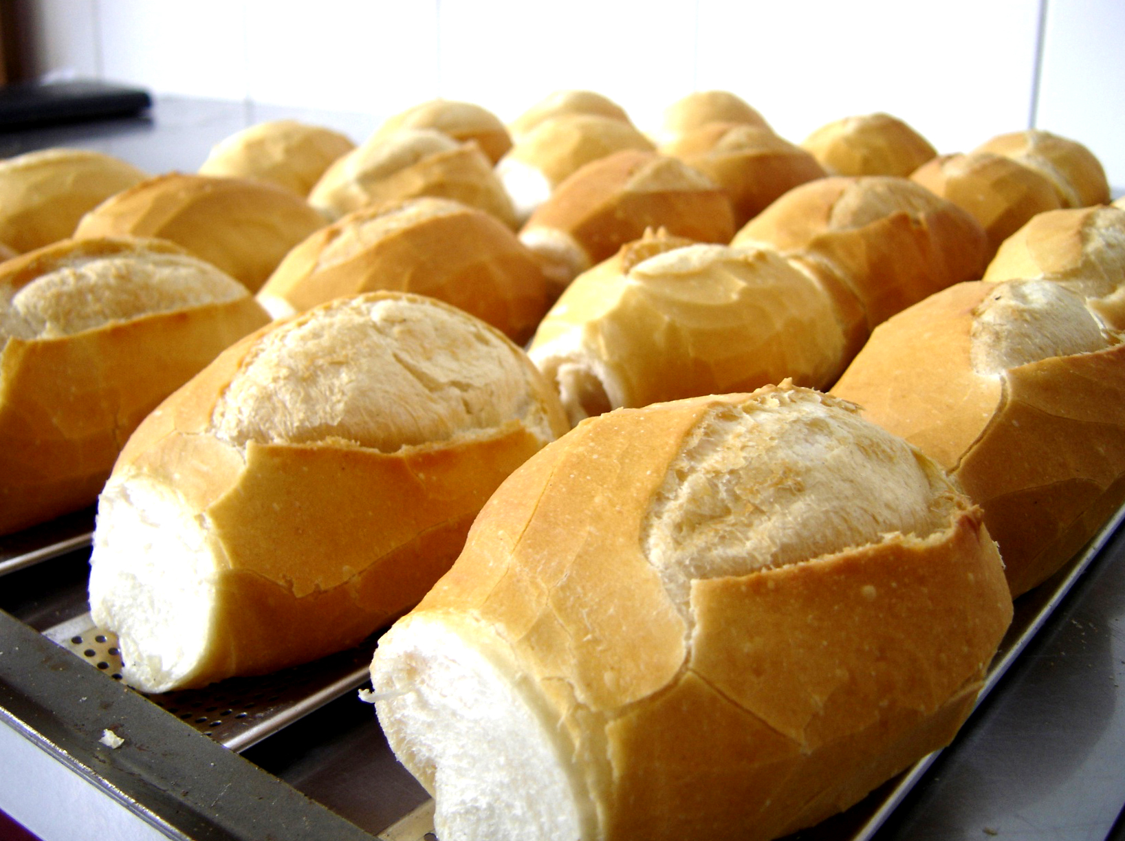 Por que pão e leite quase sempre ficam no fundo do supermercado? Segredo é revelado