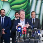 Tarcísio instala gabinete de crise e nega ligação do PCC com metanol