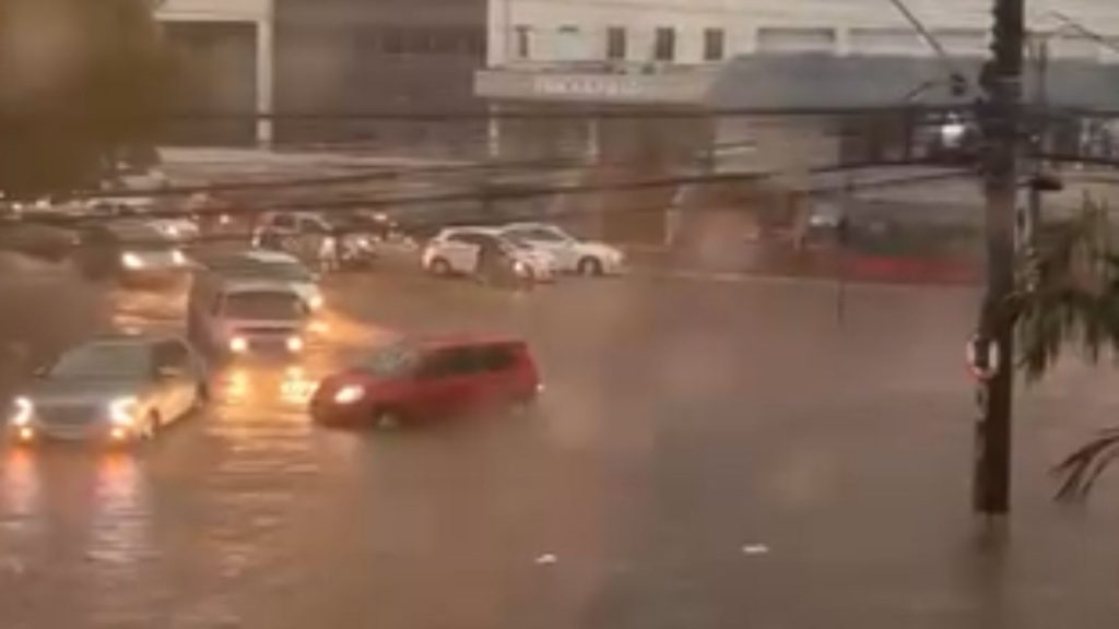 Mulher foi atingida por raio durante tempestade em Goiânia.