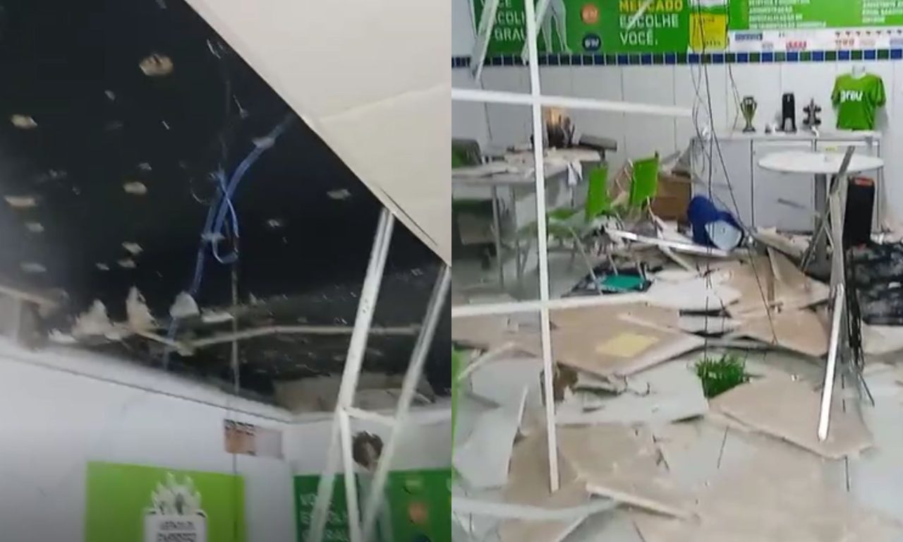 Teto desabou devido à forte chuva.