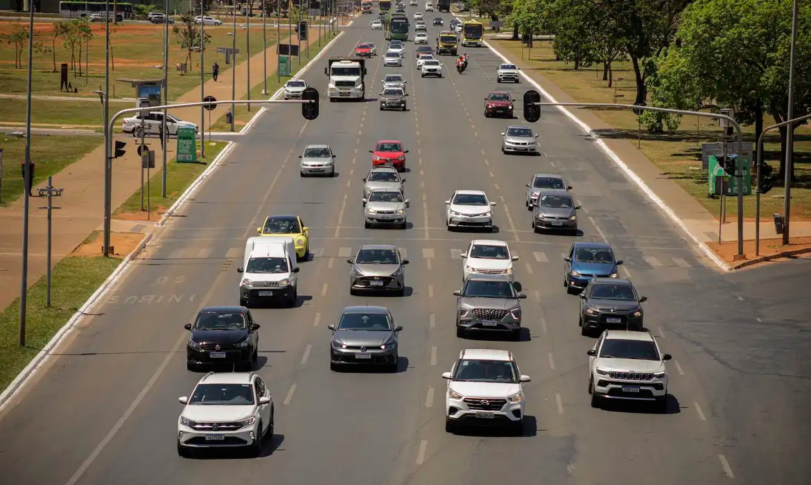 Divulgado valor da multa para motoristas que não usam a seta (vale para carro e moto)