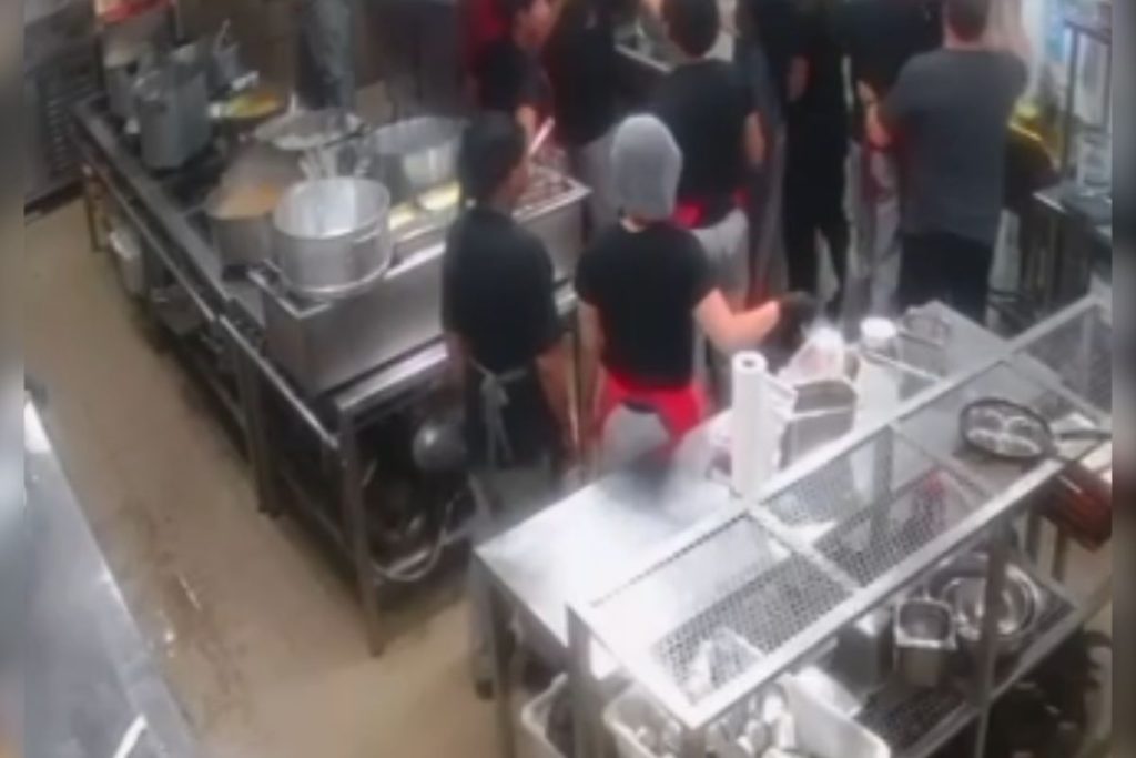 Câmera flagra briga com faca dentro de cozinha de badalado gastrobar de Goiânia