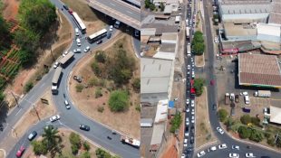 Vídeo mostra congestionamento quilométrico após carreta estragar no trevo do Recanto do Sol