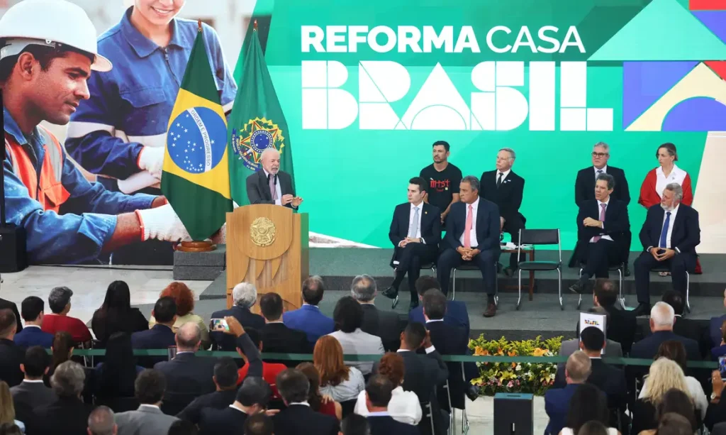 Lula lança programa de reforma de casas e defende ação para invisíveis