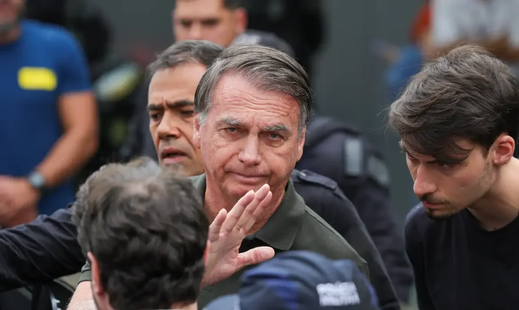 Moraes nega pedido da defesa e mantém prisão domiciliar de Bolsonaro