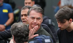 Moraes nega pedido da defesa e mantém prisão domiciliar de Bolsonaro