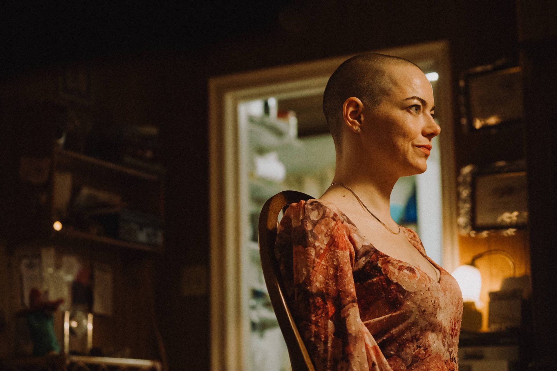 Filme com Emma Stone sem cabelo terá sessão apenas a quem aceitar ficar careca