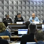 Ex-presidente do INSS se nega a responder perguntas de relator da CPI