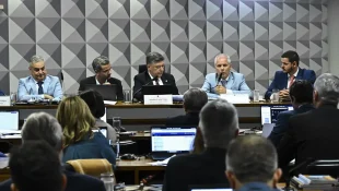 Ex-presidente do INSS se nega a responder perguntas de relator da CPI