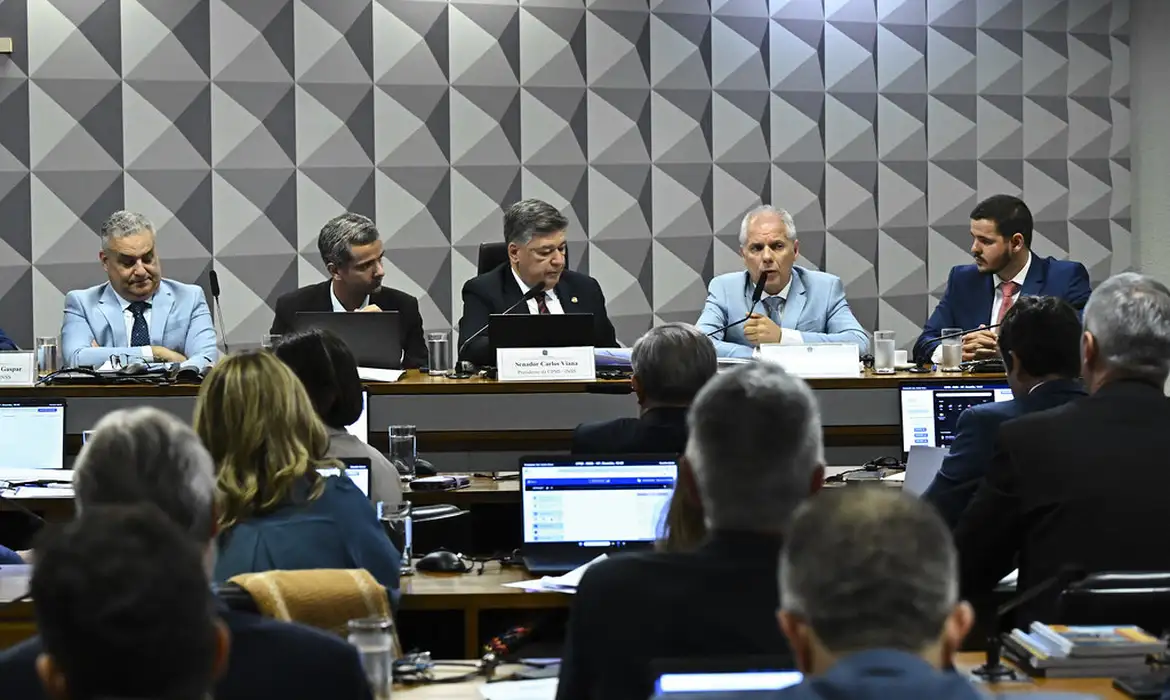 Ex-presidente do INSS se nega a responder perguntas de relator da CPI