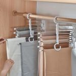 Cabides caem em desuso e dão lugar a novo item nos guarda-roupas