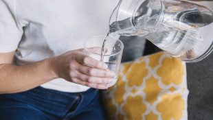 Não é a geladeira nem o purificador: a invenção brasileira que deixa a água mais gelada e gostosa