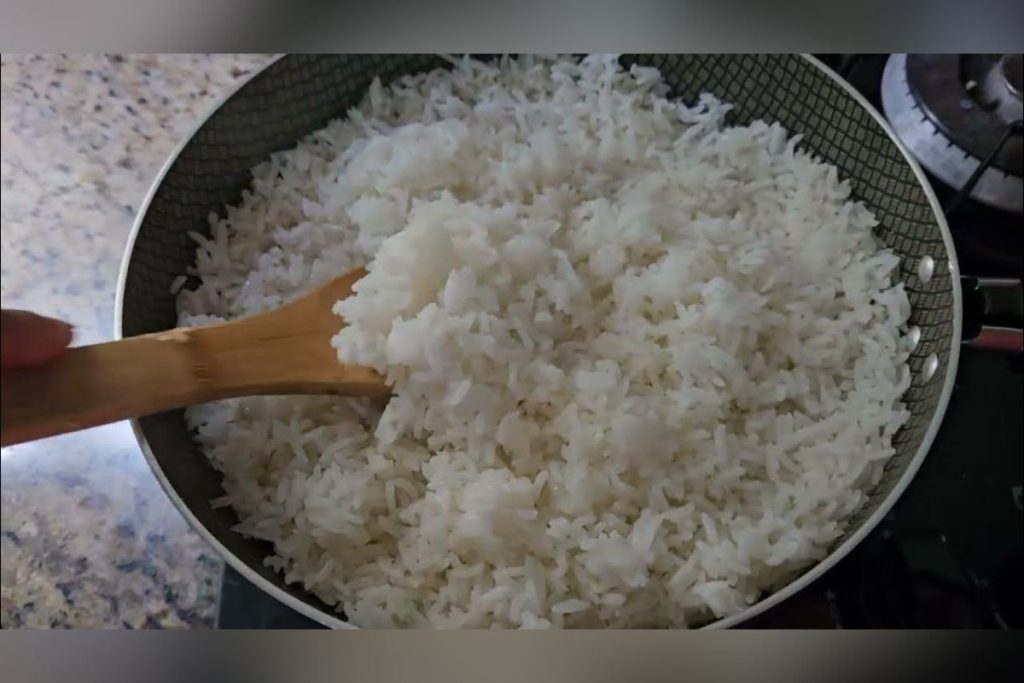 Especialista explica por que ninguém deve comer arroz requentado