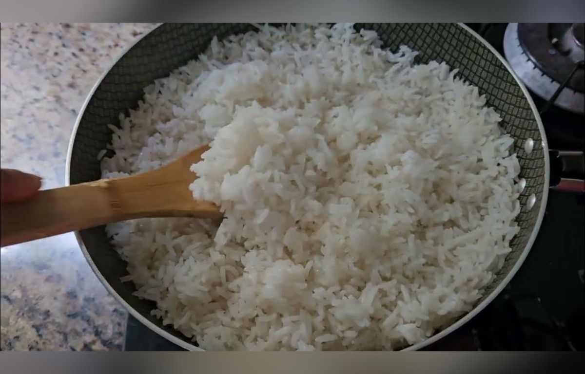 Especialista explica por que ninguém deve comer arroz requentado