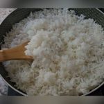 Especialista explica por que ninguém deve comer arroz requentado