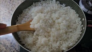 Especialista explica por que ninguém deve comer arroz requentado