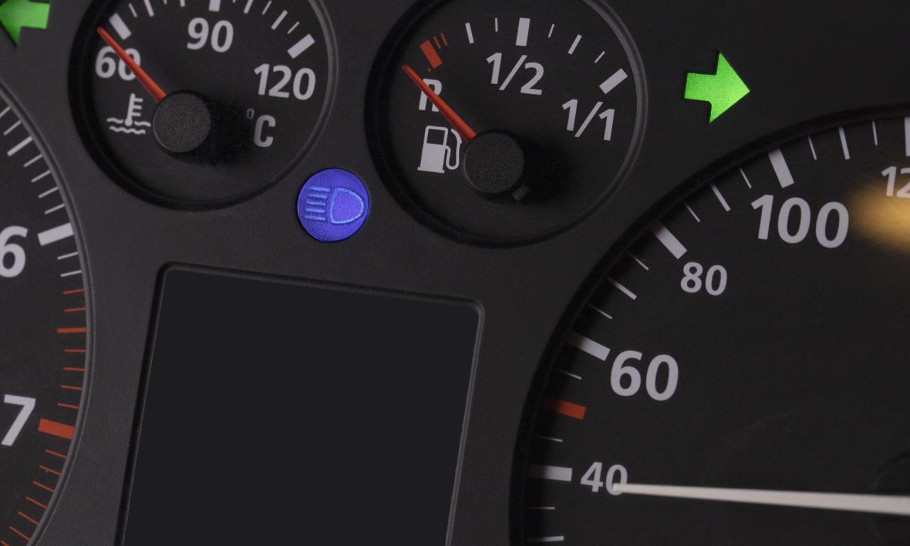 O que significa quando a seta do carro pisca mais rápido e por que isso pode ser um problema