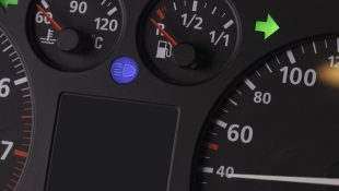 O que significa quando a seta do carro pisca mais rápido e por que isso pode ser um problema