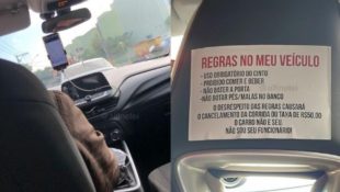 Placa em carro de motorista de aplicativo chama a atenção de passageiros