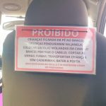 Motorista de aplicativo resolve colocar placa com aviso direto aos passageiros: “Proibido”