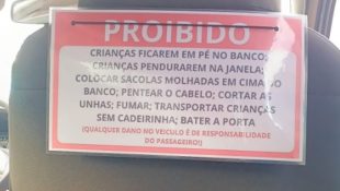 Motorista de aplicativo resolve colocar placa com aviso direto aos passageiros: “Proibido”