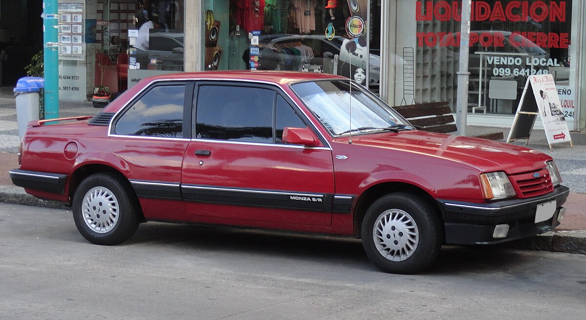 Chevrolet_Monza_1.8_SR_sedan_in_Punta_del_Este_01