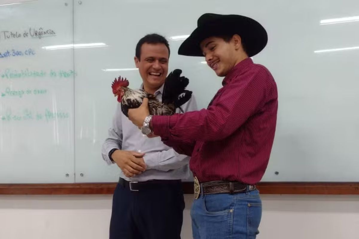 Professor da UEG fica surpreso com o presente que recebeu de aluno durante a aula