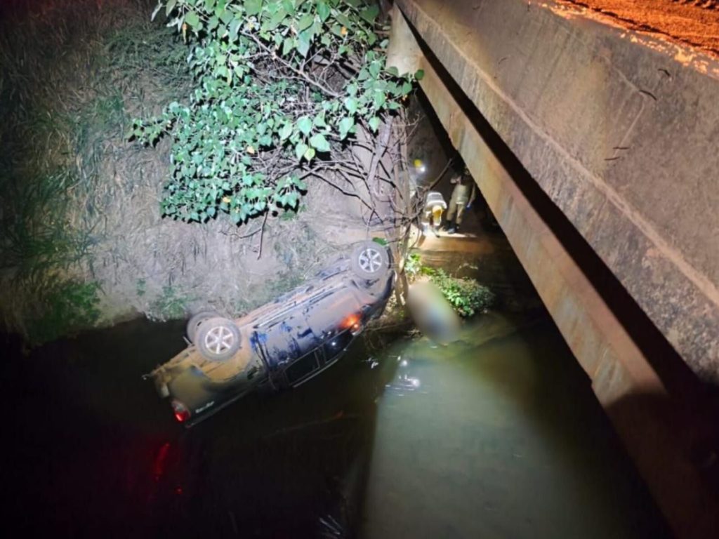 Corpo do motorista foi arrastado para fora da caminhonete. (Foto: Reprodução)