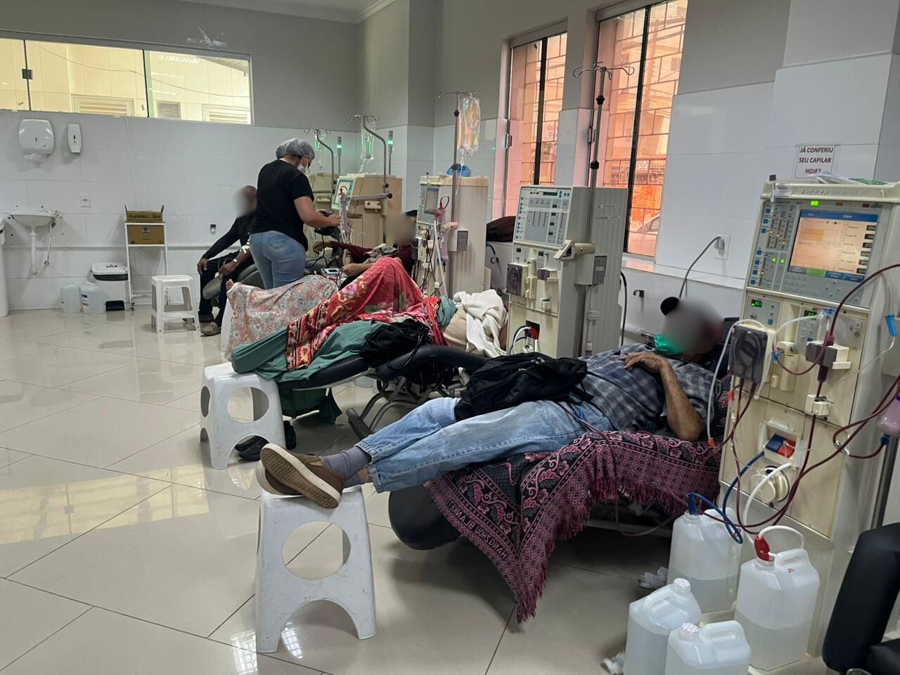 Cada sessão de hemodiálise leva em média quatro horas. (Foto: Davi Galvão)