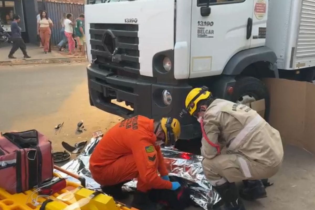 Motociclista morre após colidir contra caminhão estacionado, em Nerópolis