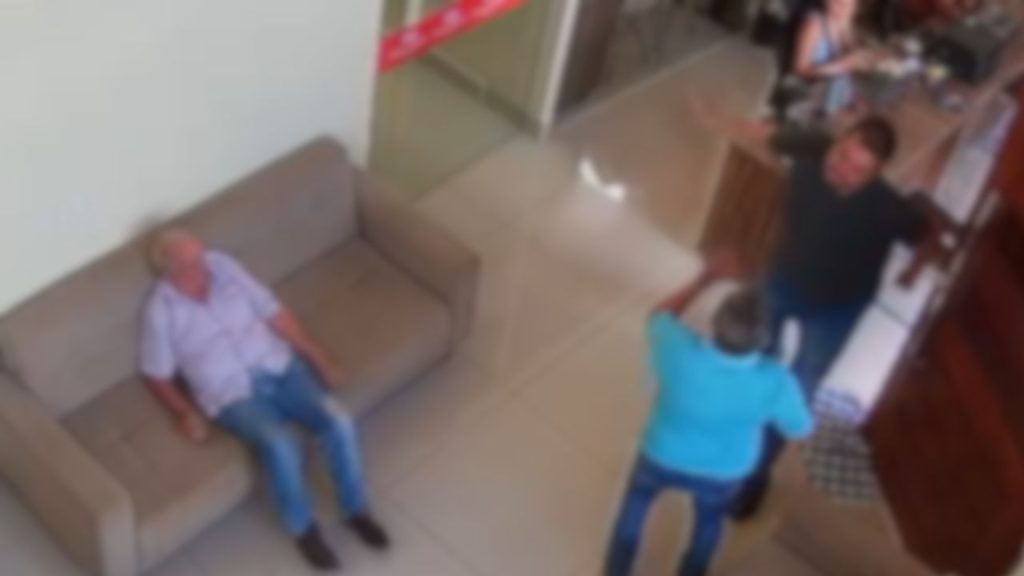 Imagem mostra homem atacando idoso e filho dele, em Nova Crixás.