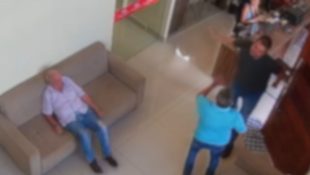 Imagem mostra homem atacando idoso e filho dele, em Nova Crixás.