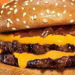 Moradores de Goiânia e Luziânia poderão 'trocar' boletos por sanduíches; entenda