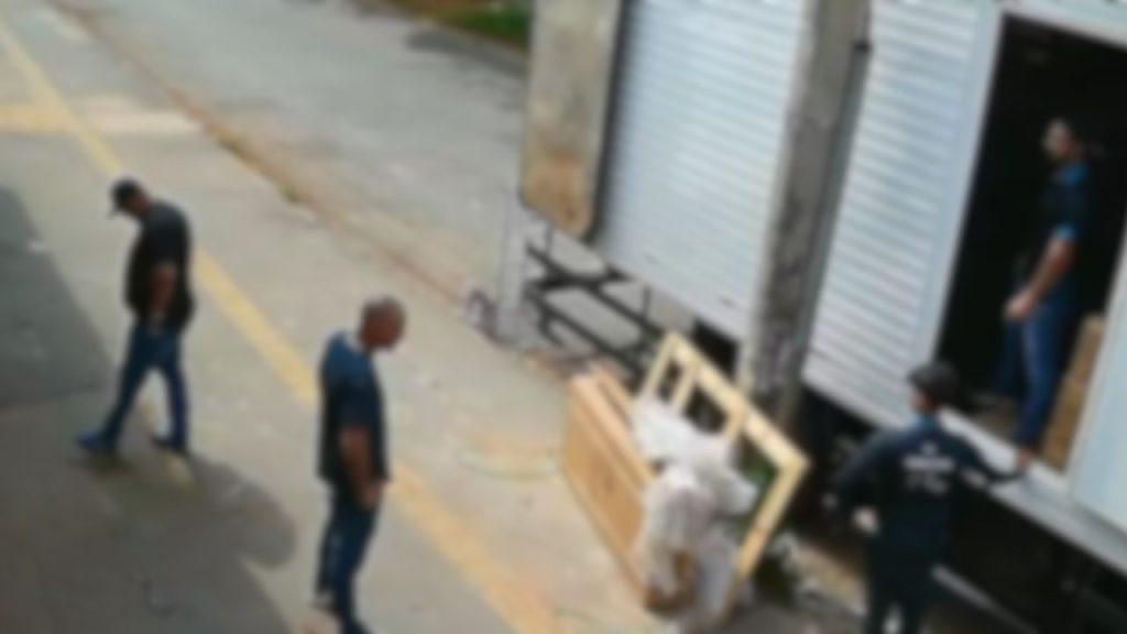 Dupla finge ser da polícia para furtar loja em Goiânia; câmera registrou ação