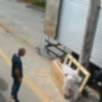 Dupla finge ser da polícia para furtar loja em Goiânia; câmera registrou ação