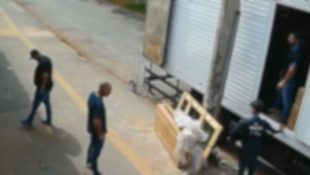 Dupla finge ser da polícia para furtar loja em Goiânia; câmera registrou ação