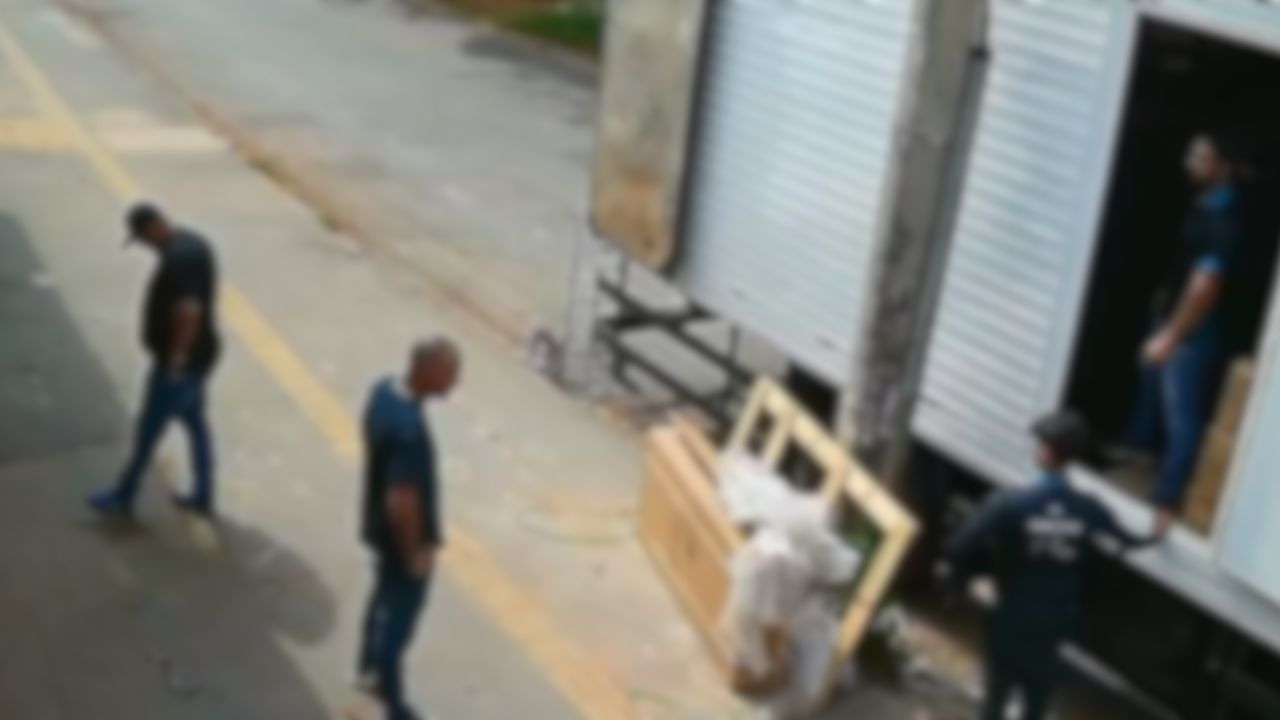 Dupla finge ser da polícia para furtar loja em Goiânia; câmera registrou ação