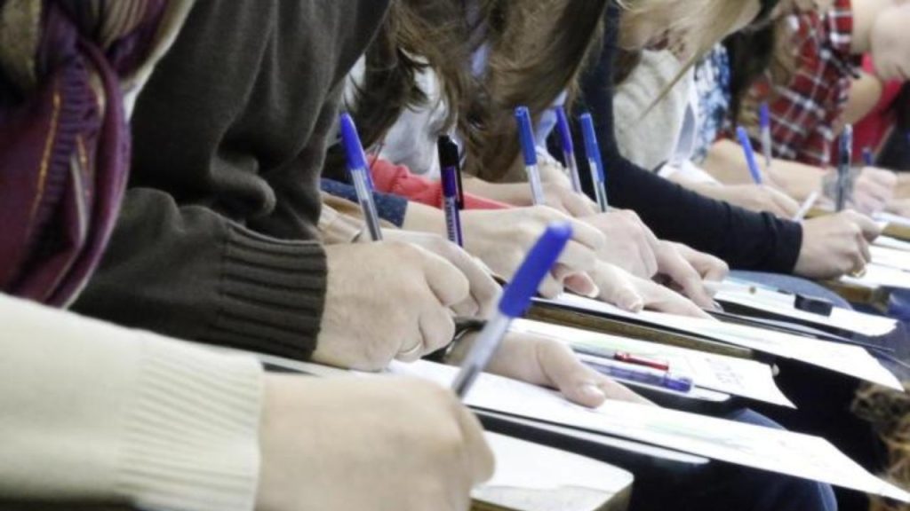 Imagem mostra candidatos prestando concurso público. (Foto: Agência Brasil)