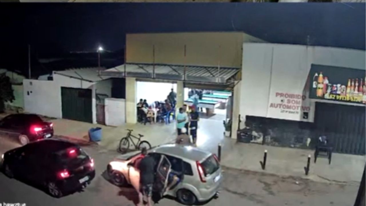 Câmeras registram momento em que grupo armado atira contra bar em Anápolis