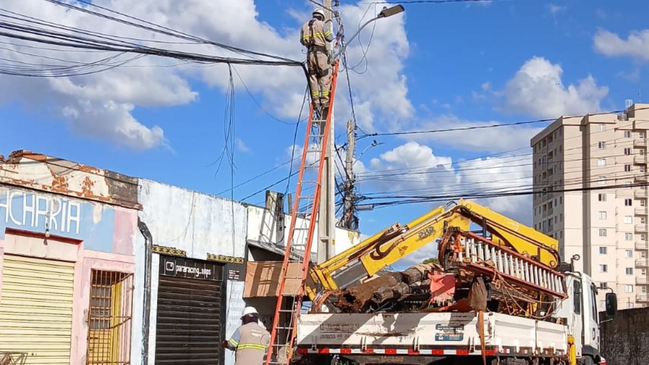 Comerciantes de Anápolis relatam prejuízos após Equatorial trocar poste sem aviso prévio