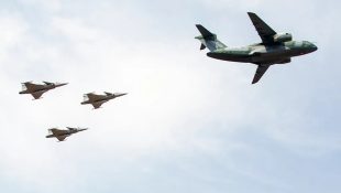 Embraer KC-390 e Saab Gripen E participam de campanha REVO em Gavião Peixoto. (Foto: FAB)