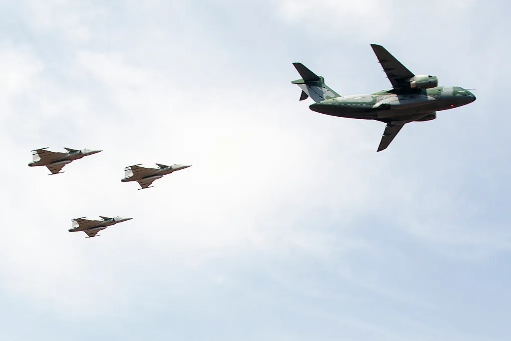 Embraer KC-390 e Saab Gripen E participam de campanha REVO em Gavião Peixoto. (Foto: FAB)