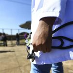 Ainda vale a pena fazer faculdade de Medicina em 2025? Veja os prós e contras