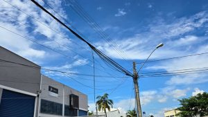 Fios/cabos soltos em postes de Goiânia.